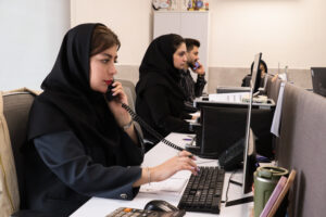 همکاران خانم در حال کار با سیستم و صحبت با تلفن
