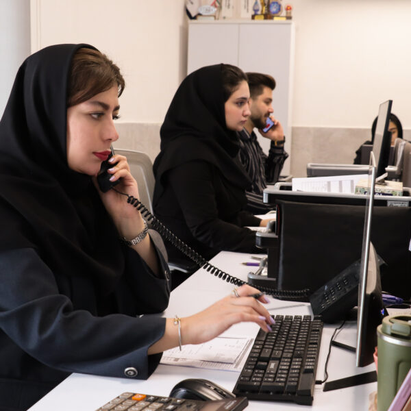 همکاران خانم در حال کار با سیستم و صحبت با تلفن